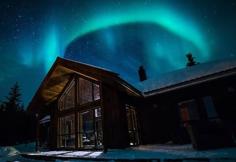 Lyngen Vista-Fjord Views, Jacuzzi & Arctic Luxury