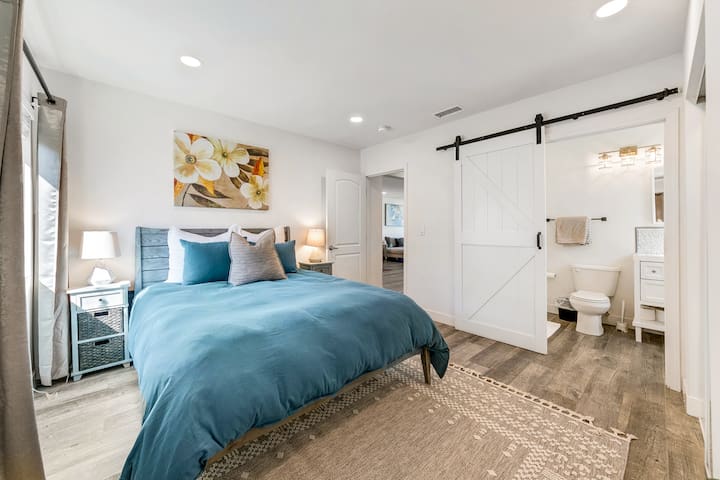 Charming Bungalow, 2 bed, 2 bath in Santa Monica