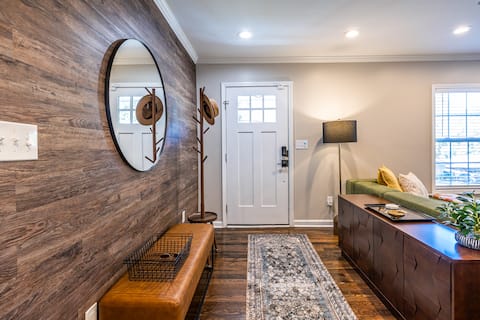 Top performing Airbnb: Fuzzy Peach Bungalow | HugeYard + Pet Friendly in East Atlanta
