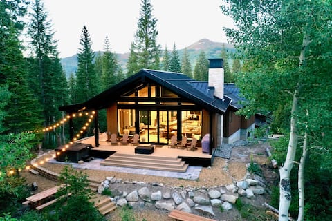 Brighton Evergreen Retreat: Views, Spa, Ski Access