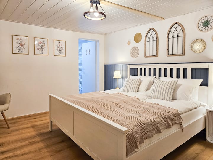 Nga kjo dhomë gjumi mund të shkosh direkt në banjën tënde ngjitur.