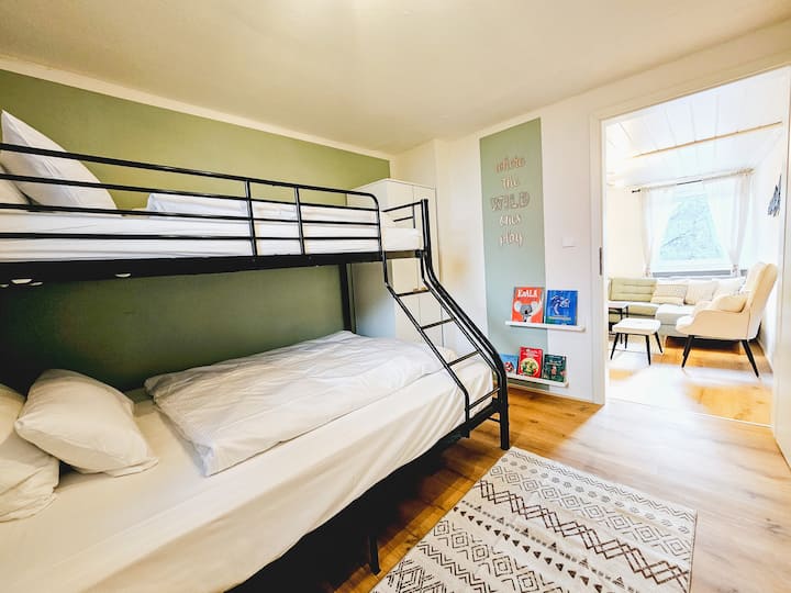 Krevati i krevatit është në pjesën e sipërme 90 cm dhe 140 cm i gjerë në pjesën e poshtme dhe për këtë arsye mjaft i madh për 3 persona. E përkryer për fëmijët, por edhe e përshtatshme për të rriturit.