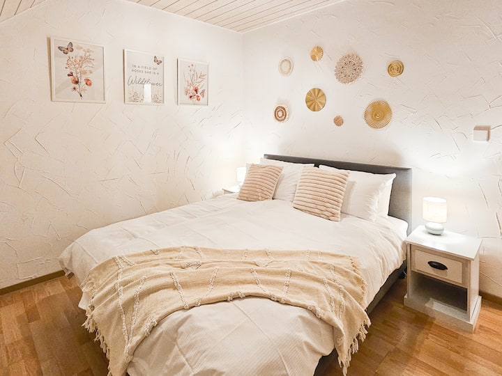 Krevati pranveror me kuti të gjerë 1,60 m të lejon të flesh dhe të relaksohesh lart.