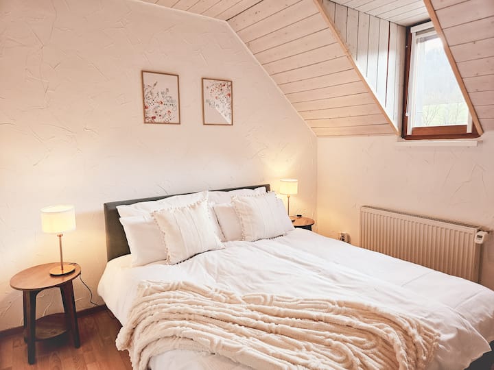 Dhoma e dytë e gjumit e ndritshme lart të ofron gjithashtu një krevat pranveror me kuti 1,60 m të gjerë.