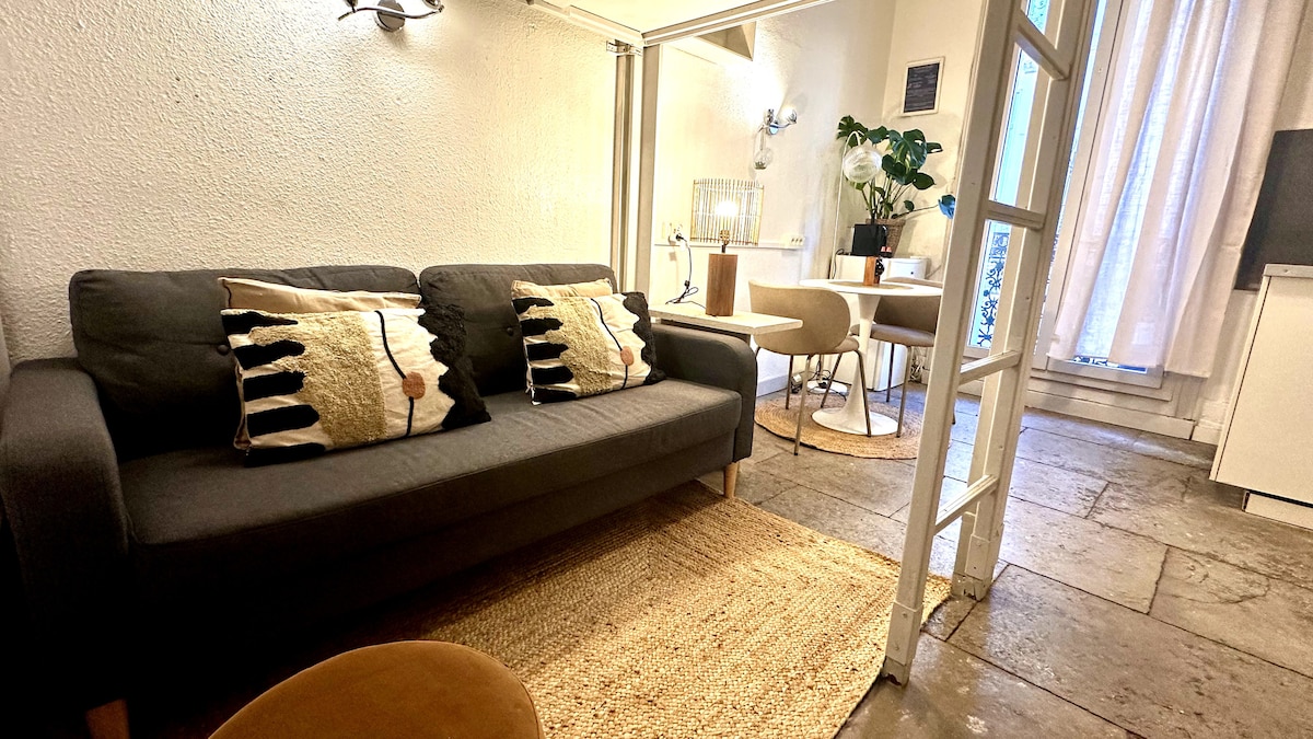 - Een tweepersoons hoogslaper
- Een bank
- TV
- Eén tafel voor twee personen
- Een kitchenette 