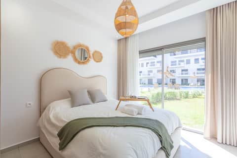 Stylish garden flat with pool
