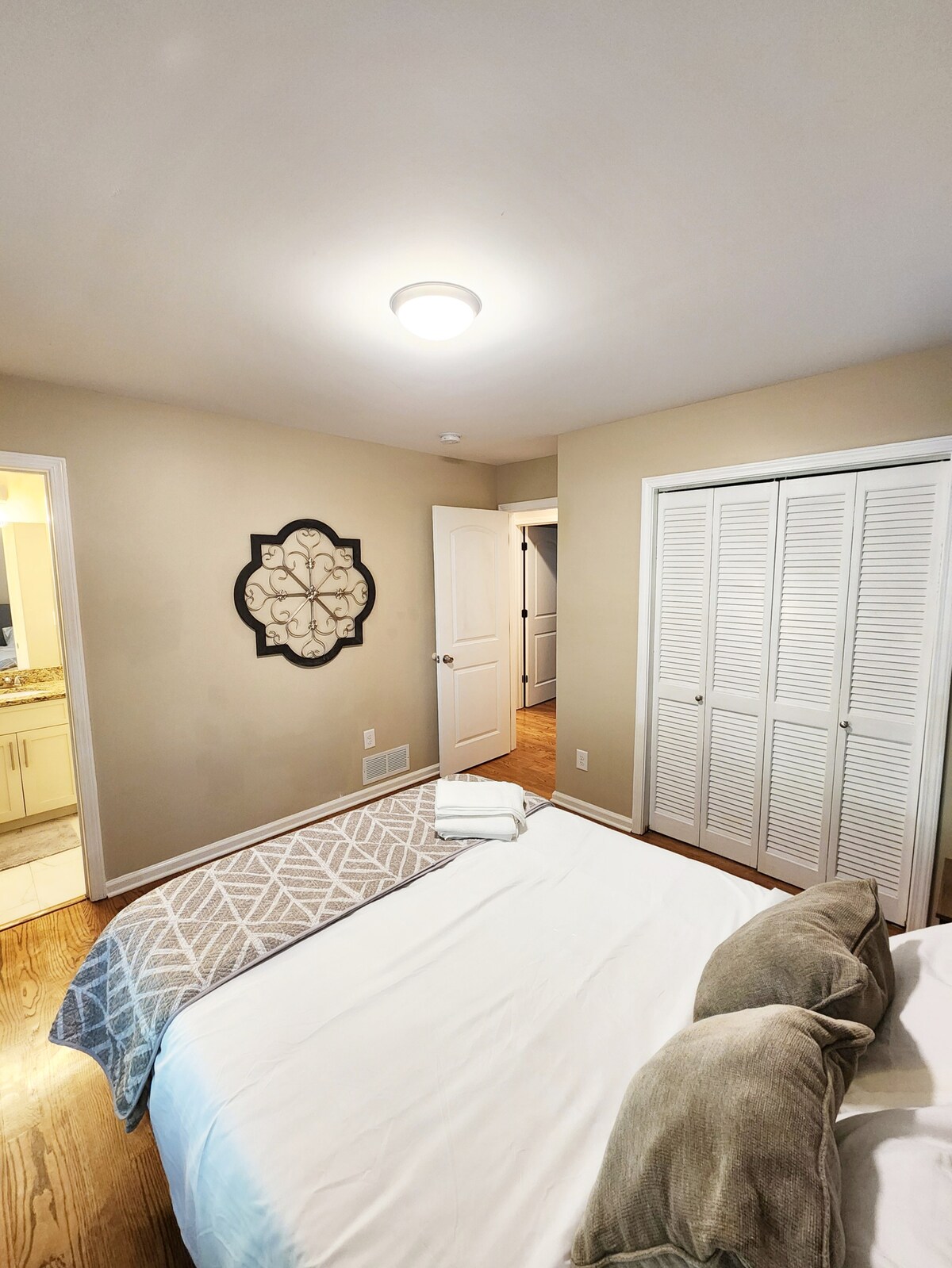 第二间卧室，配有一张标准双人床
