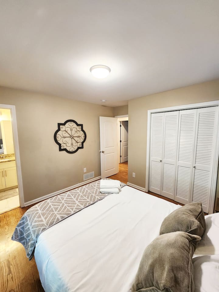 Deuxième chambre avec un grand lit et une salle de bain attenante