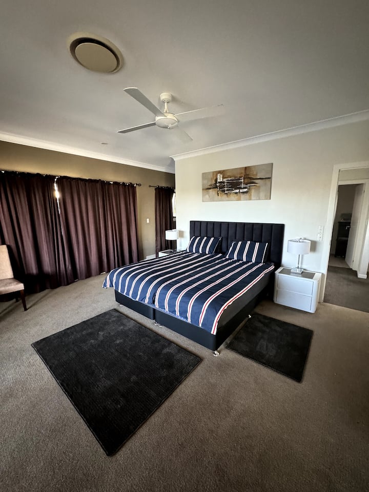 Главна спална соба со голема гардероба во бањата и вишок кон  балконот со поглед кон каналот