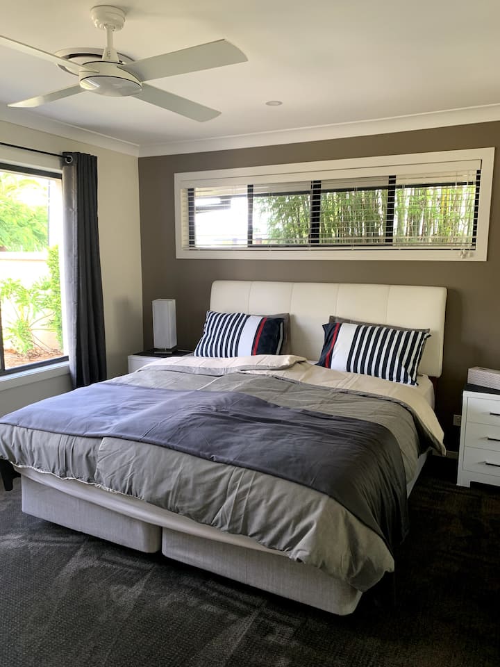 Брачен кревет (широк 150-179 см) на големото ниво со голема гардероба