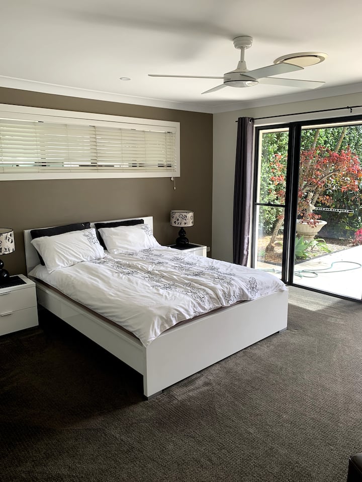 Брачен кревет (широк 150-179 см) и странична бања ,вишок на балконот и просторот за пливање