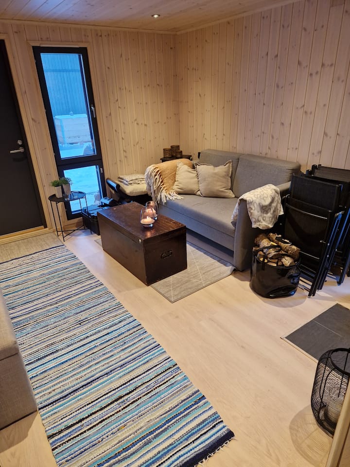 寝室は隣接する別館にあります。  また、フィヨルドに面した大きな窓がある薪サウナもあります。