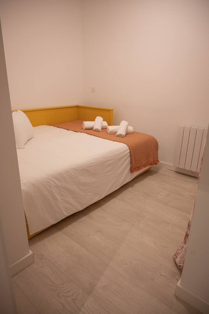 سرير 1 مكان 80 × 200 أو مكانان 160 × 200.