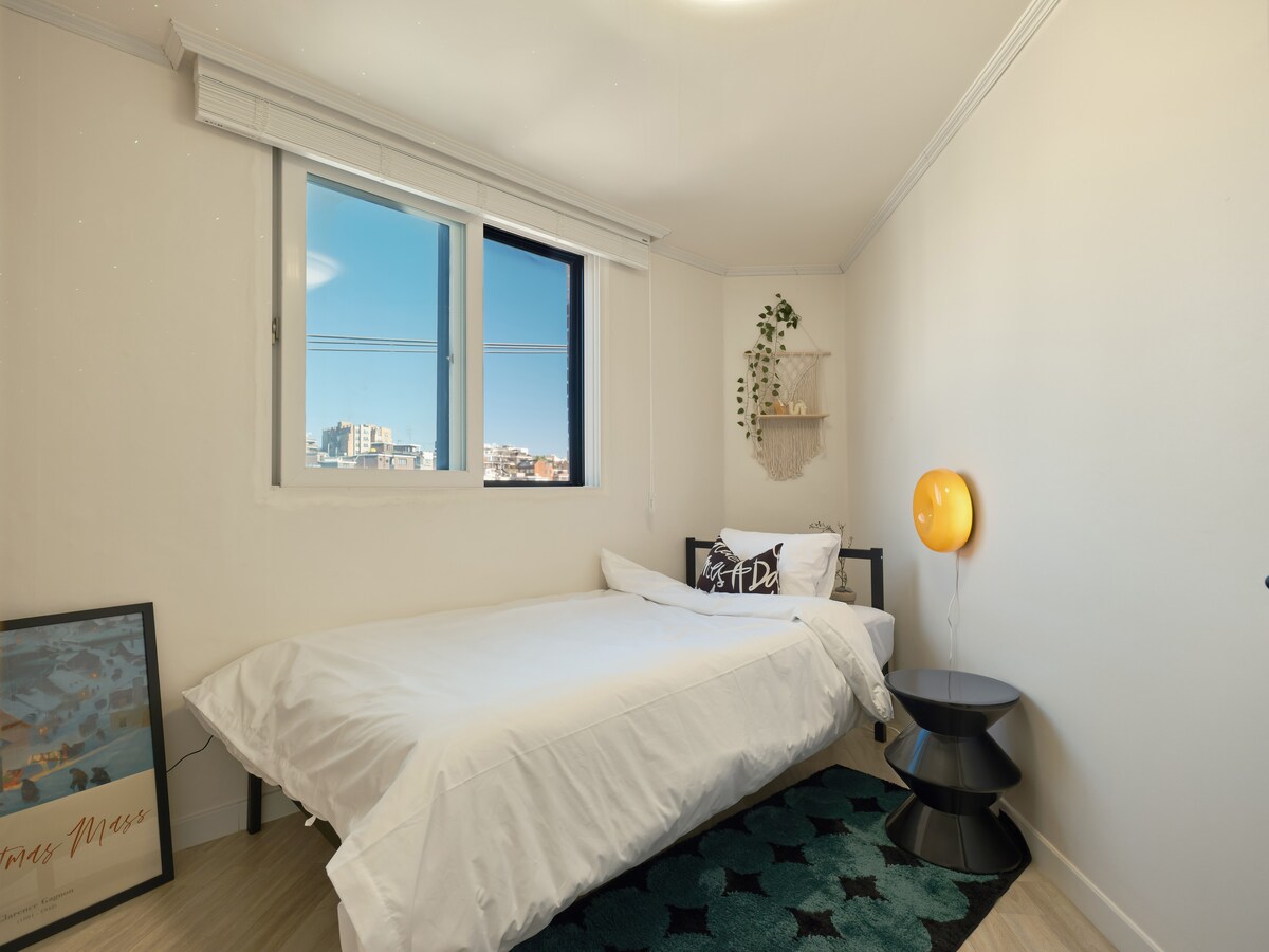 בחדר שינה 2 יש מיטת SS ושולחן הלבשה לאדם אחד. הנוף של סיאול מהחלון ביום בהיר הוא ממש יפה.