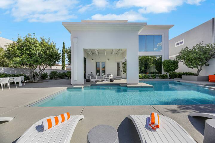 Luxury Villa with large Pool 10 min from the Strip gallery image 2