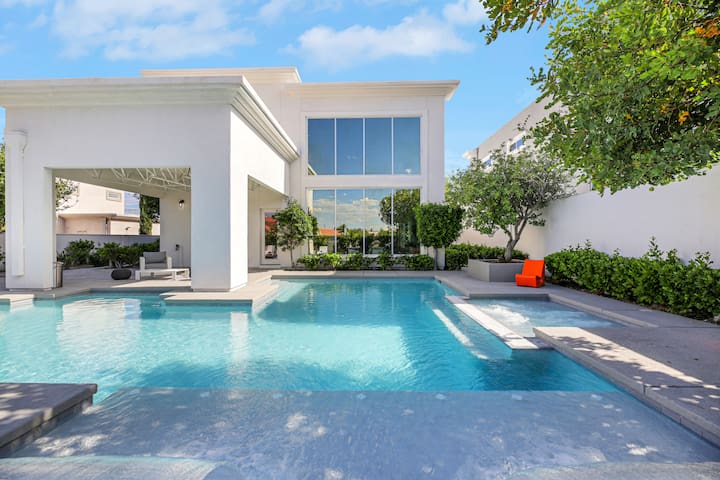 Luxury Villa with large Pool 10 min from the Strip gallery image 4