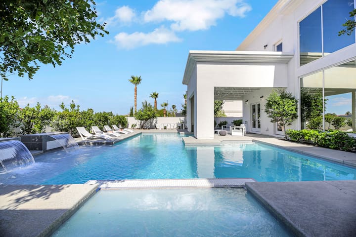 Luxury Villa with large Pool 10 min from the Strip