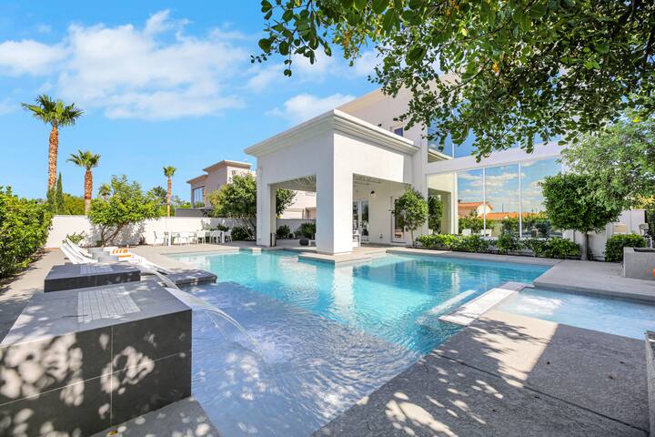Luxury Villa with large Pool 10 min from the Strip gallery image 3