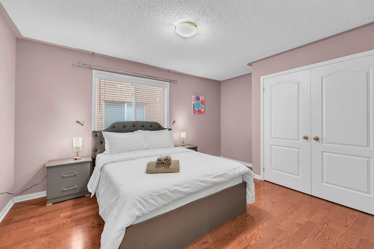 Спална соба 4: удобен брачен кревет (широк 150-179 см), опремен со сосема нова постелнина, јорган и постелнина. Собата со сопствена бања со тоалет на Џек и Џил која е заедничка со спалната соба 3. Големиот плакар нуди доволно простор за складирање, додека 2 светилки на ноќната масичка создаваат топол амбиент!