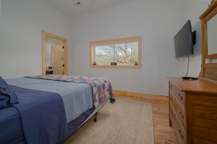 חדר שינה 1 הוא חדר שינה בהשראת אמריקה בקומה הראשית וכולל מיטת קינג סייז. חלון גדול מאפשר אור טבעי המציג נופים מרהיבים, ואילו חדר הרחצה הצמוד מוסיף נוחות מודרנית, ומשלב נוחות עם קסם אמריקנה נצחי.
