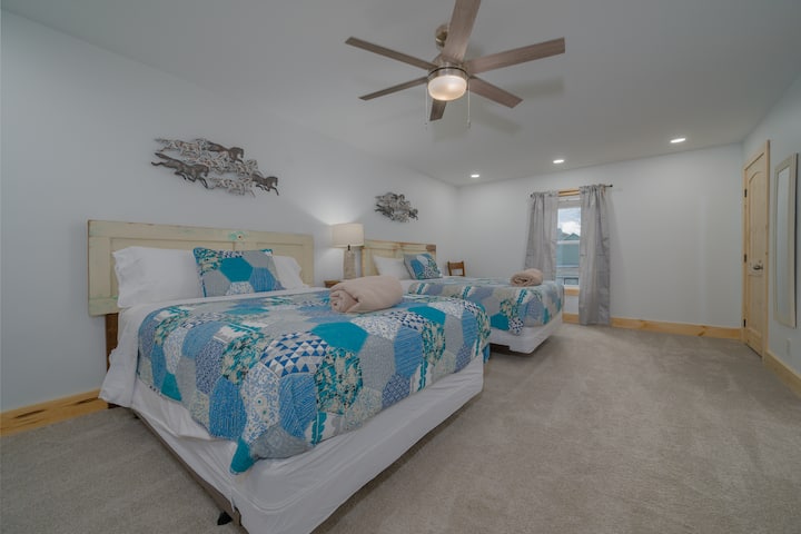 חדר שינה מס '5 חדר השינה המקסים הזה בהשראת סוסים כולל 2 מיטות קווין סייז מזמינות עם דלתות בית חווה וינטג' כאוזניות ייחודיות. מקום מפלט מושלם לאוהבי סוסים ולחובבי כפרים. משתף חדר רחצה עם ג'ק וג'יל עם חדר שינה מס '2.