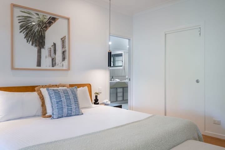 На горния етаж ще намерите основната спалня с голяма самостоятелна баня и халат.  