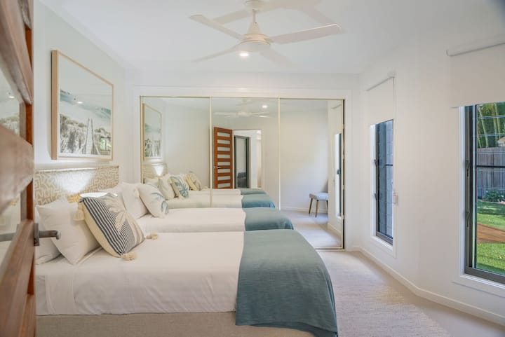 Спалня 4 се намира на долния етаж и може да бъде обзаведена като 2 единични легла или 1 двойно легло.  На долния етаж има и баня и тоалетна.