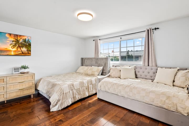 El dormitorio 4 cuenta con una cama tamaño queen y dos camas individuales extraíbles. La habitación familiar perfecta. 