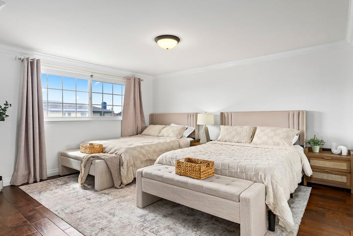 Suite principal con baño privado con llave. Las sábanas y mantas más cómodas para los huéspedes.