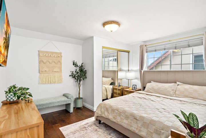 El dormitorio tres ofrece una cama tamaño king con sábanas neutras de lujo