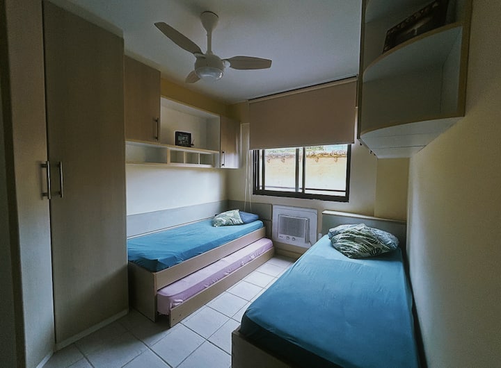 Chambre simple avec 3 lits, armoire disponible avec miroir pour une utilisation pendant votre séjour
Suite avec climatisation et ventilateur de plafond
