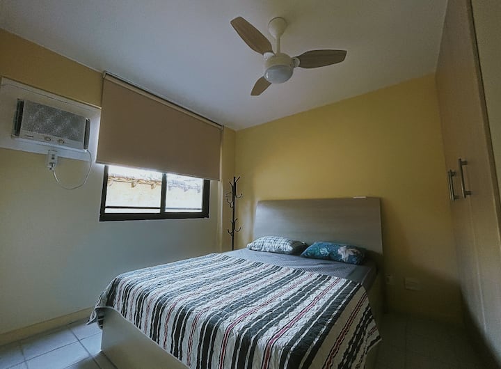 Armoire double disponible pendant votre séjour, suite climatisée et ventilateur de plafond