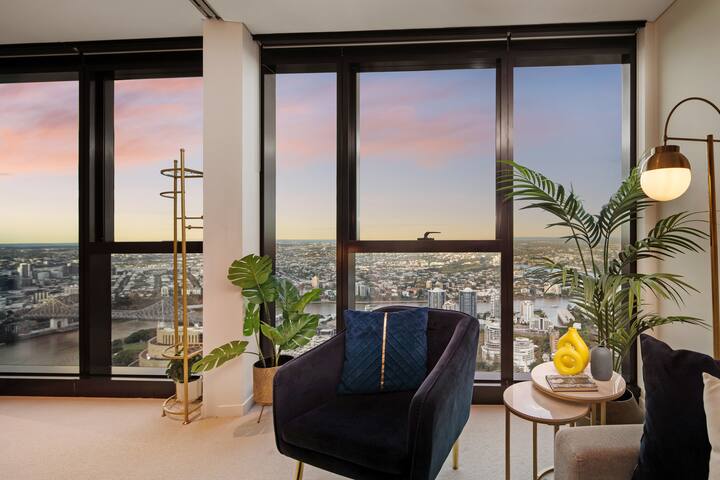Gatsby Escape | Skytower L71: Views, Pool, Parking