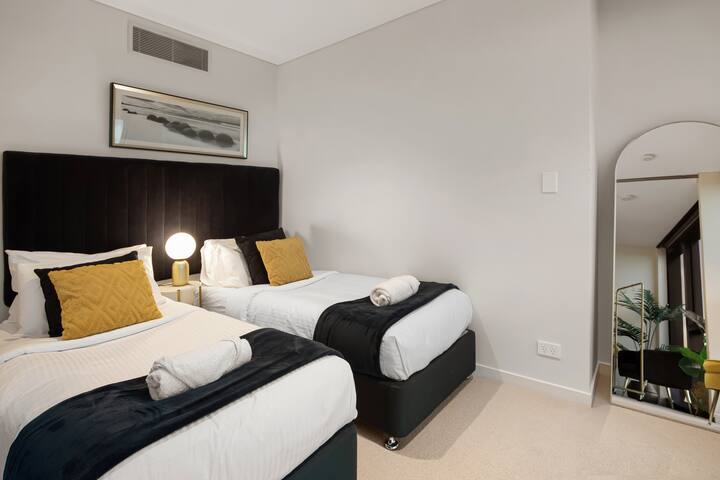 Gatsby Escape | Skytower L71: Views, Pool, Parking gallery image 5