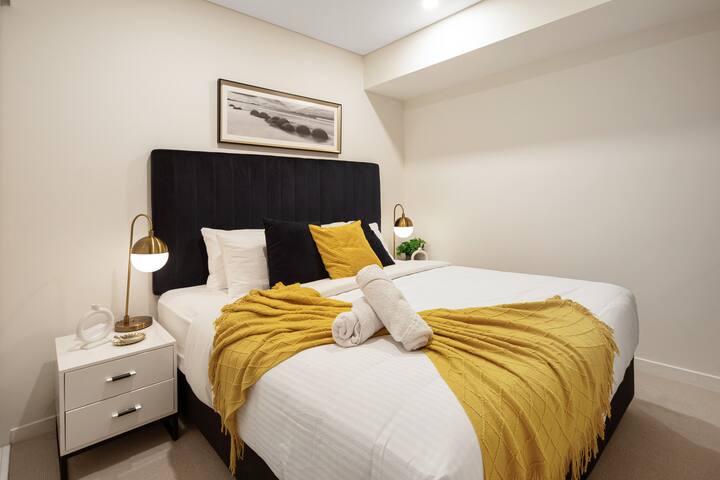 Gatsby Escape | Skytower L71: Views, Pool, Parking gallery image 4