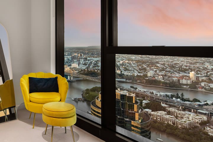 Gatsby Escape | Skytower L71: Views, Pool, Parking gallery image 2