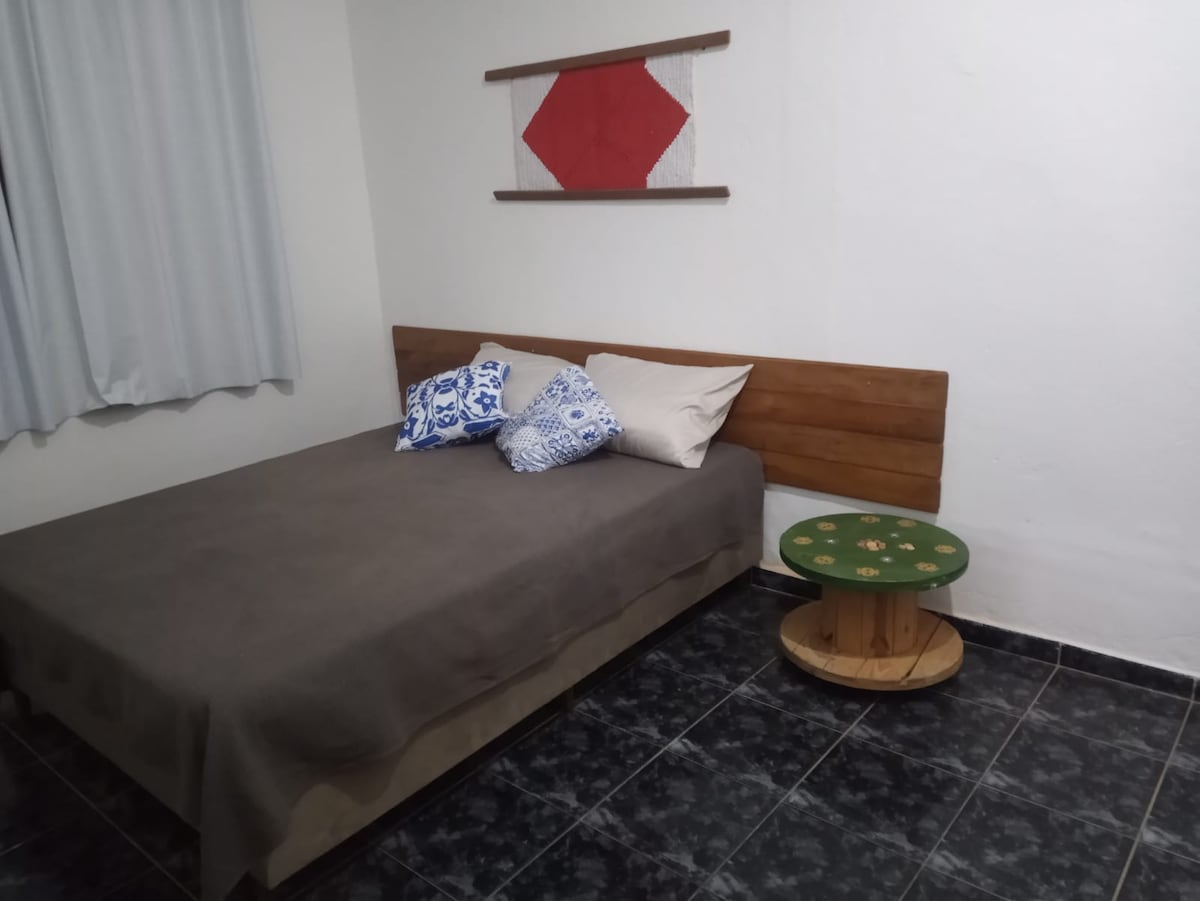 هذه الغرفة رقم 01!
في مواجهة الشارع، كبير، يحتوي على مرتبة سرير مزدوجة D33،  والتي يمكن أن يشغلها شخص آخر في السرير أو المرتبة. من خلال فتح النافذة، من الممكن التفاعل مع الحي، ورؤية الشارع والسماء والشمس.