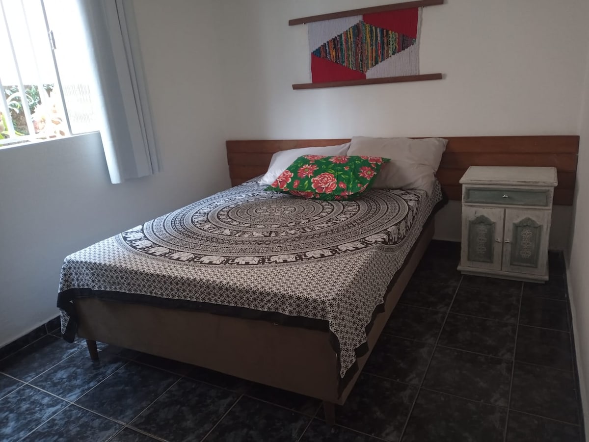 هذه الغرفة رقم 02!
في المنطقة العريضة، تحتوي على مرتبة سرير مزدوجة D33، ومساحة مقابلة مع شماعات لاستيعاب الحقائب والملابس.  عند فتح النافذة، يمكنك رؤية الحديقة الجانبية والسماء والشمس.
اعتبر نفسك في بيتك في هذه الغرفة الهادئة!