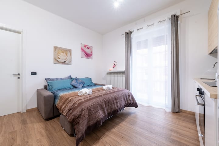 Para grupos grandes,hemos organizado este sofá cama con un colchón francés extensible. En el apartamento habrá almohadas de memoria adicionales y colchas de satén.