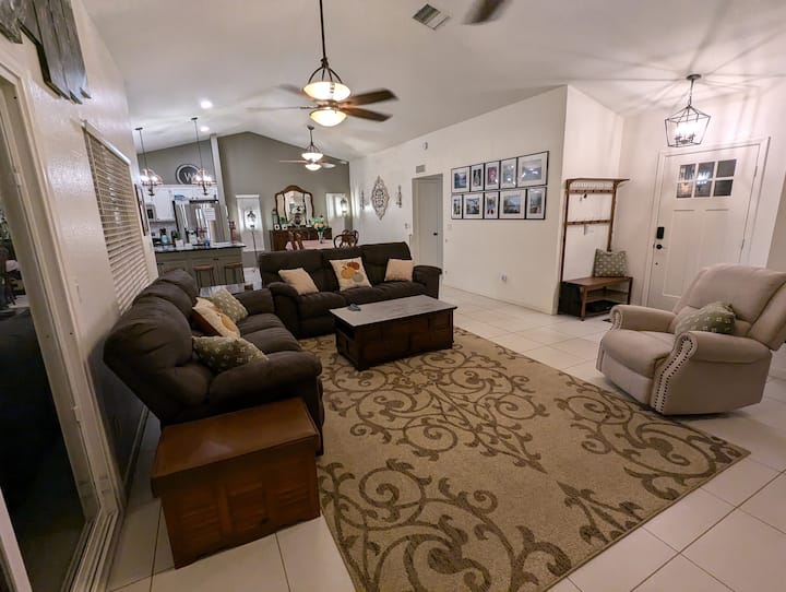 Cozy Nerd Sanctum Near To P83 & State Farm Stadium - Peoria, AZ