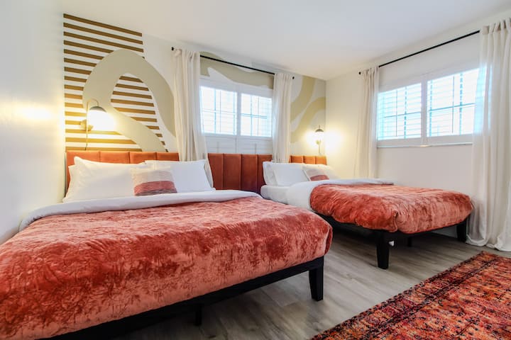 Pumzika katika chumba cha kulala chenye nafasi kubwa kilicho na vitanda viwili vya kifahari, vinavyofaa kwa familia na marafiki kufurahia ukaaji wenye starehe pamoja.