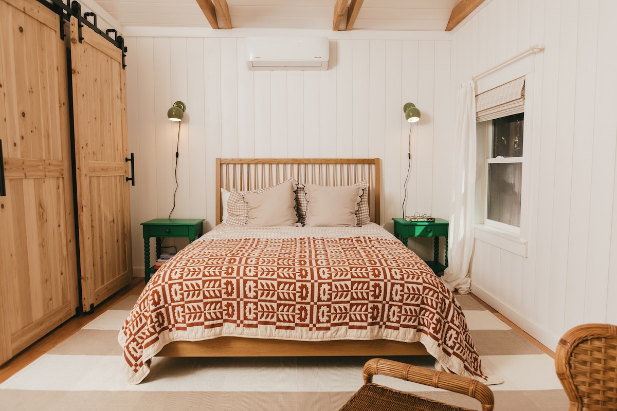 Hlavná spálňa so super pohodlnou bielou dubovou posteľou z omladenia, posteľnou bielizňou z keramickej stodoly s počtom 400 vlákien, 100% posteľnou bielizňou a plyšovými prikrývkami.  Veľké dvere stodoly odhaľujú šatník a práčku so sušičkou. 