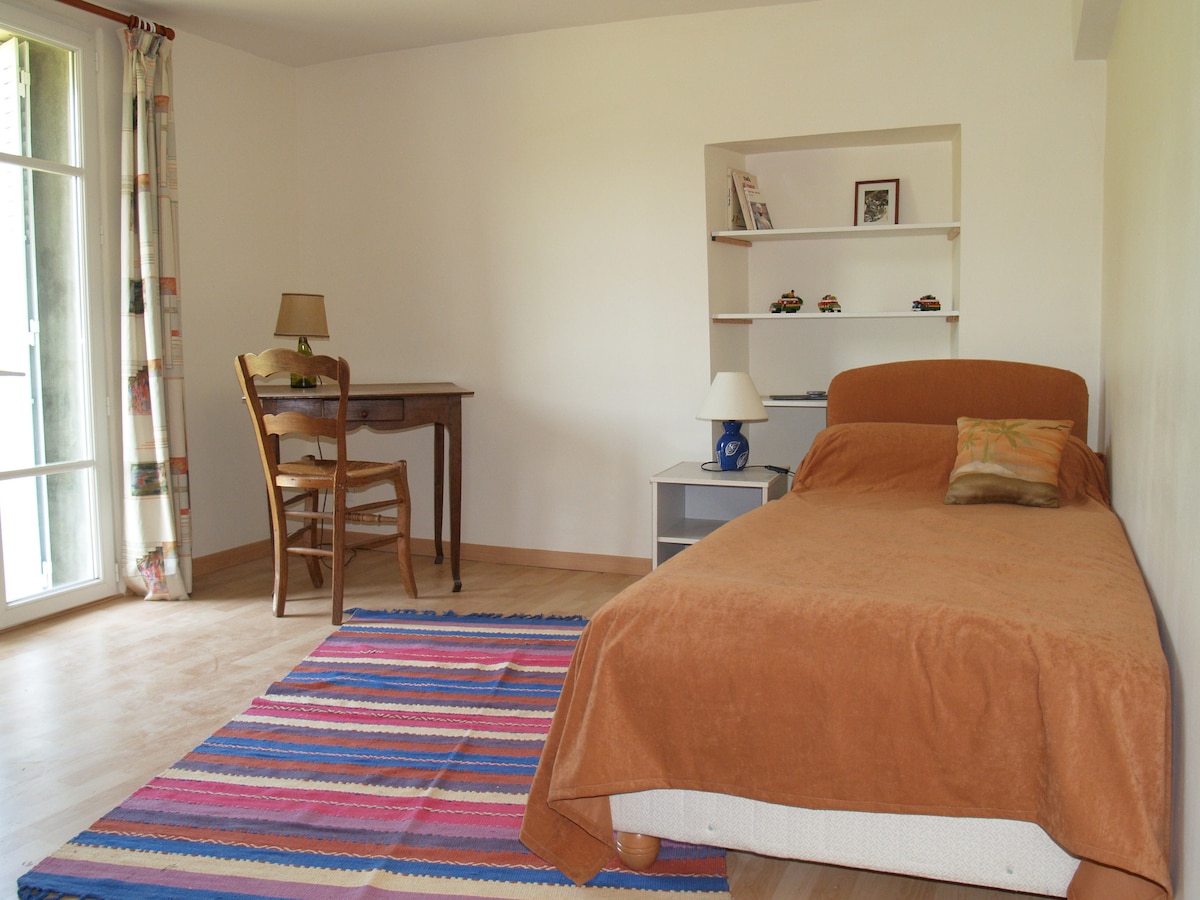 Côté Cour : la chambre simple, avec un lit de 90 cm. La chambre est en palier et donne accès à la chambre 1