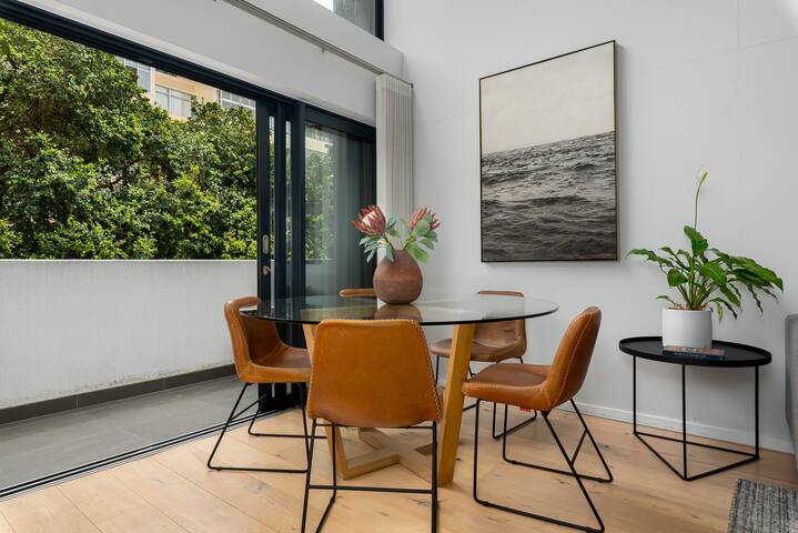 Chic & Contemporary Luxury Apartment in Sea Point gallery image 4