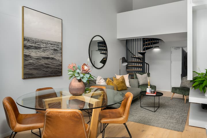 Chic & Contemporary Luxury Apartment in Sea Point gallery image 2