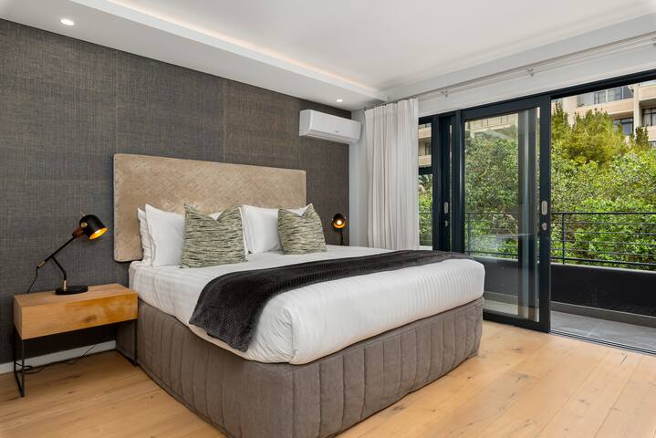Chic & Contemporary Luxury Apartment in Sea Point gallery image 3