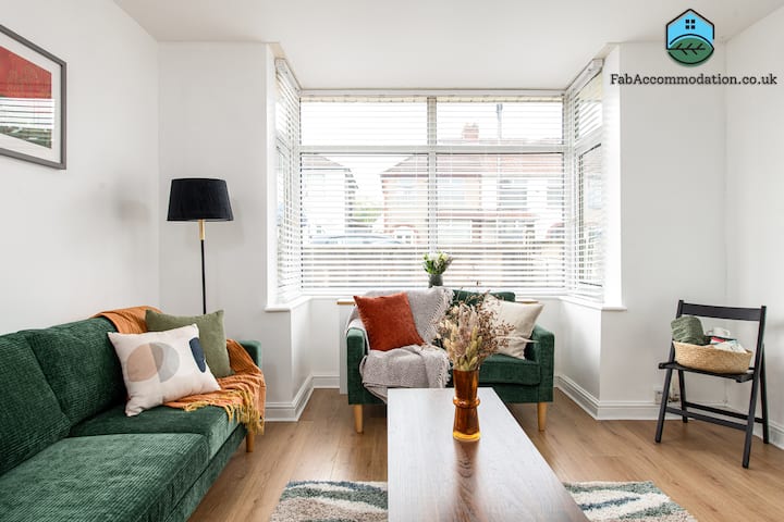 Longstays-4bedroom-2bath-6beds-by Fabaccommodation - Bristol