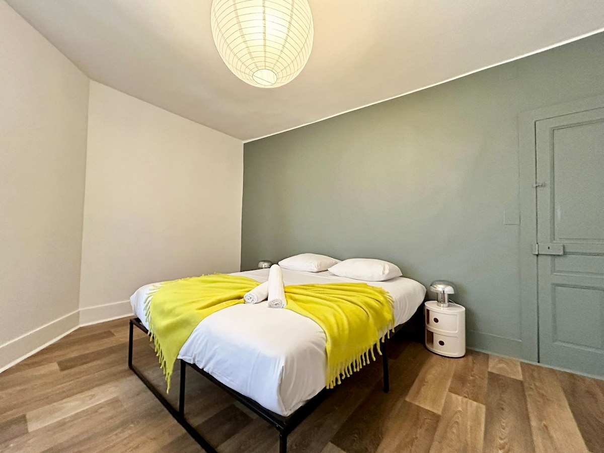 Prostrana soba s udobnim posteljinom za miran san.