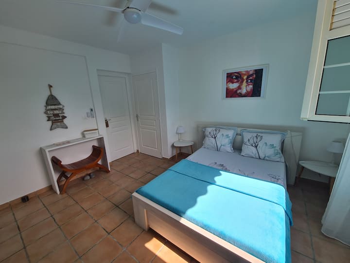 Dhomë gjumi e plotë në katin përdhes me banjë dhe wc. 