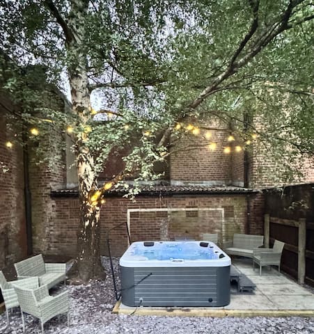 City Centre | Hot Tub | Parking | Sleeps 8